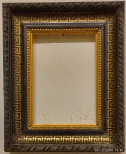 Piccola cornice in legno ebanizzato sagoma a gola con decoro a greca dorata II° meta' XIX° sec. luce cm. 10x14